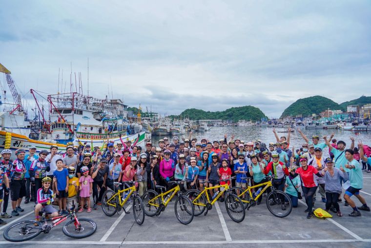 體育署南方澳山海漫遊自行車道領騎活動民眾合影。體育署提供