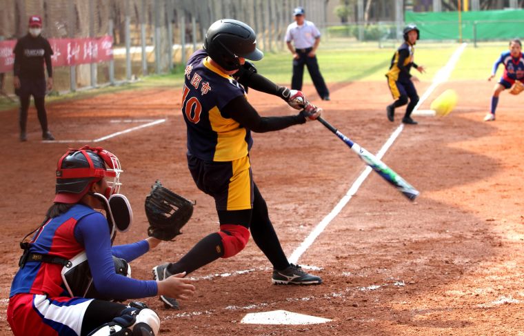 高女桃市南崁高中今天以7:3勝東山高中再添勝績,目前與士林高商暫以4勝1負暫居領先。高中體總提供