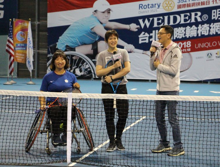 我國女網名將莊佳容坐上輪椅與台灣輪網界球后呂嘉儀打場示範賽。輪轉活動整合行銷工作坊提供