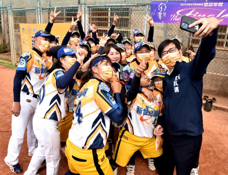 高雄市市長陳其邁親臨鳳新壘球場，為地主新世紀黃蜂隊加油打氣，並邀自拍展現親和力。大會提供