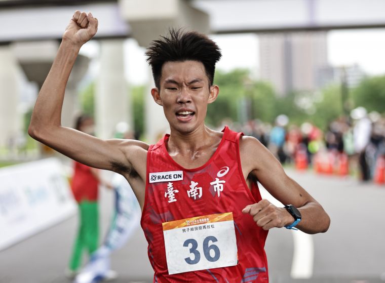 吳睿恩率先通過終點,進帳生涯首金。李鴻明/攝