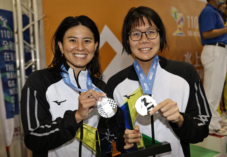 高雄新舊游泳一姐楊金桂(左)與陳思安。李鴻明攝