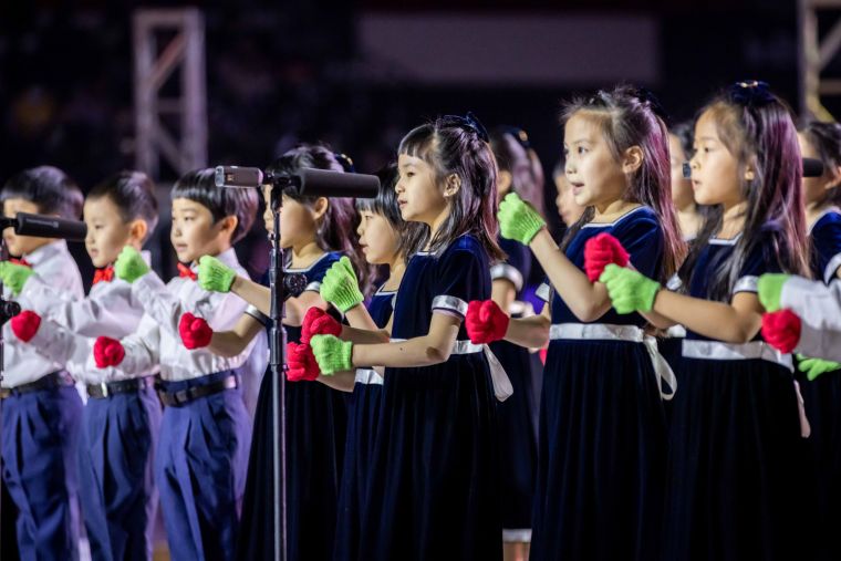 MERRY LIONEERS主題週第二日，攻城獅球團邀請新竹縣晶晶兒童合唱團演唱Jingle Bells聖誕歌。官方提供