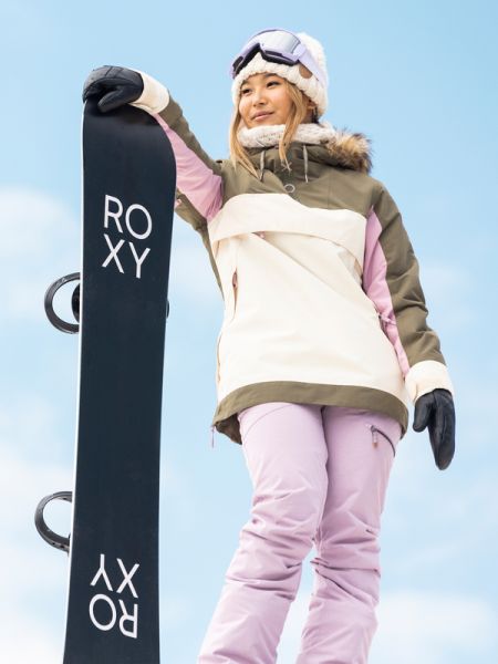 ROXY 攜手奧運金牌滑雪選手Chloe Kim展演雪地必備穿搭。官方提供