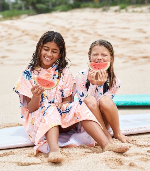 ROXY海邊必備單品，以粉嫩色調搭配經典滿版印花，展現女孩們的青春氣息！官方提供