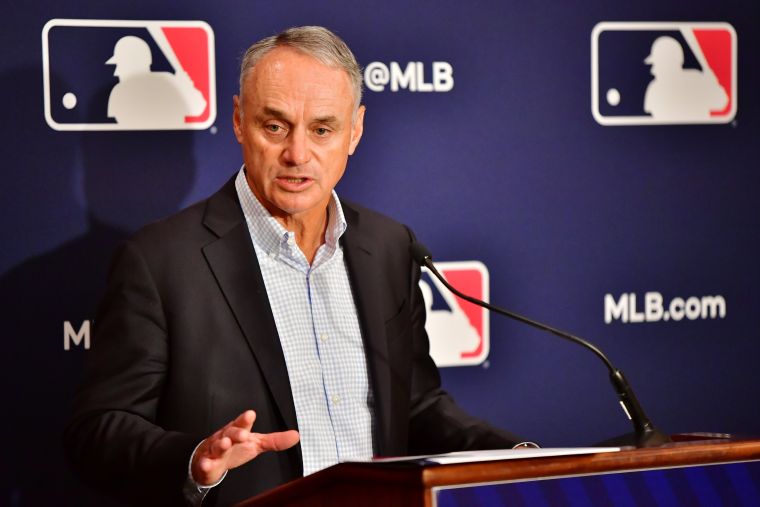 大聯盟主席曼弗雷德(Rob Manfred)砸錢致贈名牌耳機。資料照片