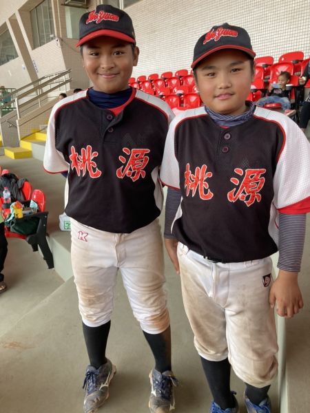 陳浚佑(左)和堂弟達虎・伊斯瑪哈書。吳敏欣攝