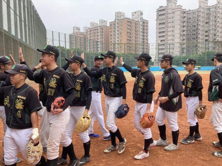 成德高中克服主將傷退,擊退屏東高中晉級第二階段。吳敏欣攝