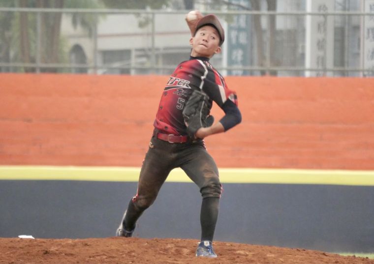 蔡凱威先發4.1局奪勝投。吳敏欣攝