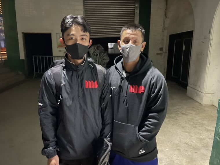許儒昇（左）和胡恩典身高不超過165公分。吳敏欣攝