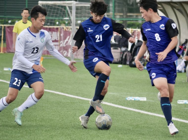 銘傳(藍衣)7球大勝樹德。吳敏欣攝