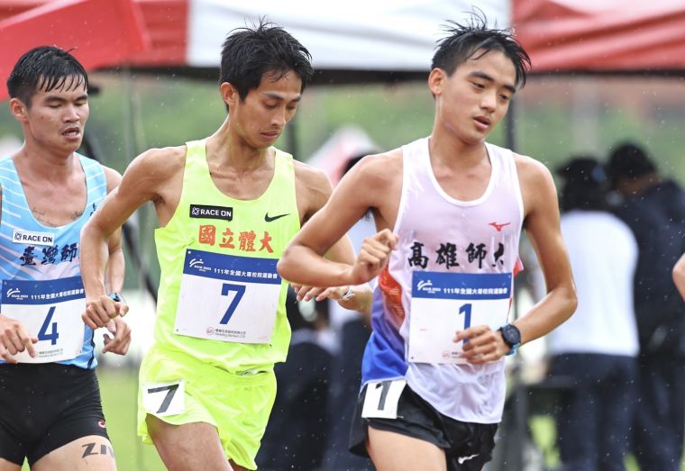 黃祥維(右)首場全大運以銅牌作收。吳榮旋攝