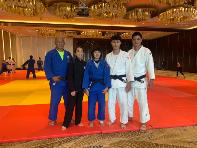 李凱琳(中)今年5月參加巴庫大獎賽,台東大學柔道教練陳燕修(左一)、治療師王洛羽(左二)、國立體育大學柔道教練吳嘉倫(右一)、台東大學視障選手張少豪(右二)。李凱琳提供