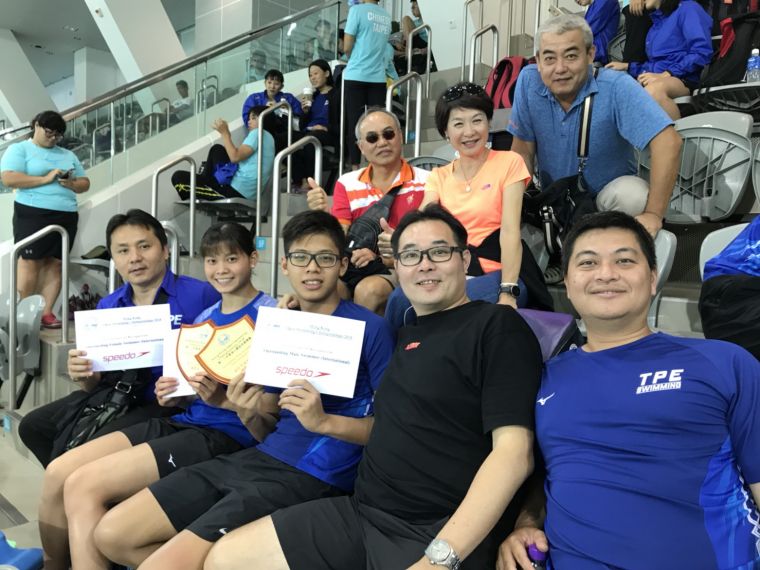 台將王星皓(右3)、林姵彣(左2)奪下男女最有價值運動員獎。