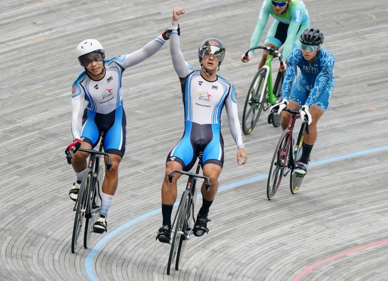 康世峰(中)與楊勝凱分獲競輪金銀牌。游智勝攝