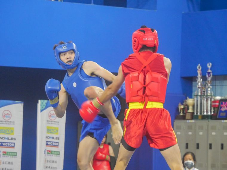 侯智瀚（左）獲得男子組散手65公斤級金牌，寫下全大運首屆武術紀錄。吳宣萱攝