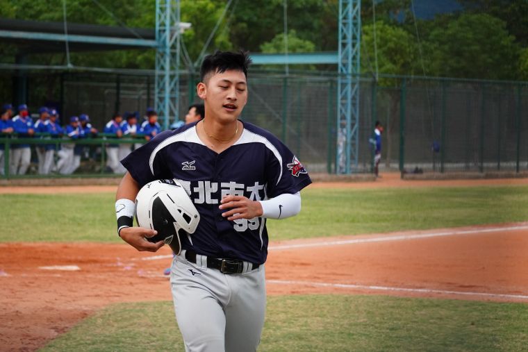 豊暐4局上替球隊跑回追平分。陳孟葦攝