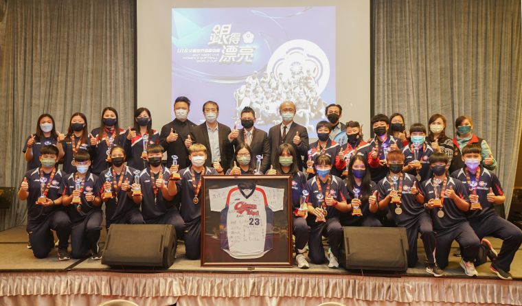 U18女壘奪銀創下史上最佳成績特別舉辦頒獎典禮。官方提供