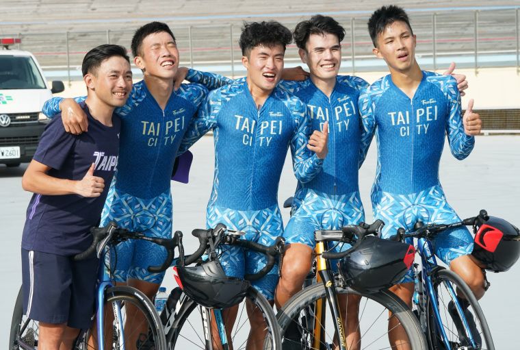 台北市男子團隊追逐賽奪下全運史上首面場地賽金牌後開心合照。游智勝攝