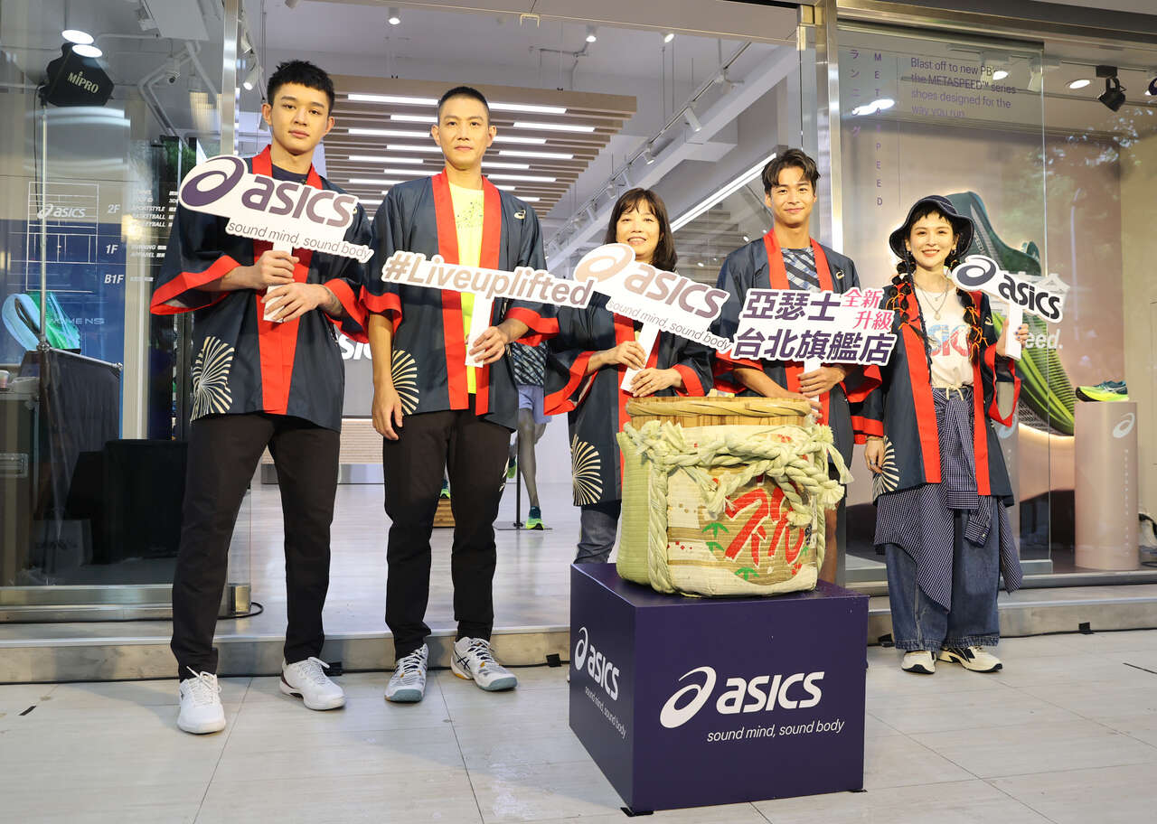 ASICS台北旗艦店開幕齊聚品牌形象大使林敬倫、魏如昀與Team ASICS陳建禎、盧峻翔一同為旗艦店開幕喝采。李天助攝