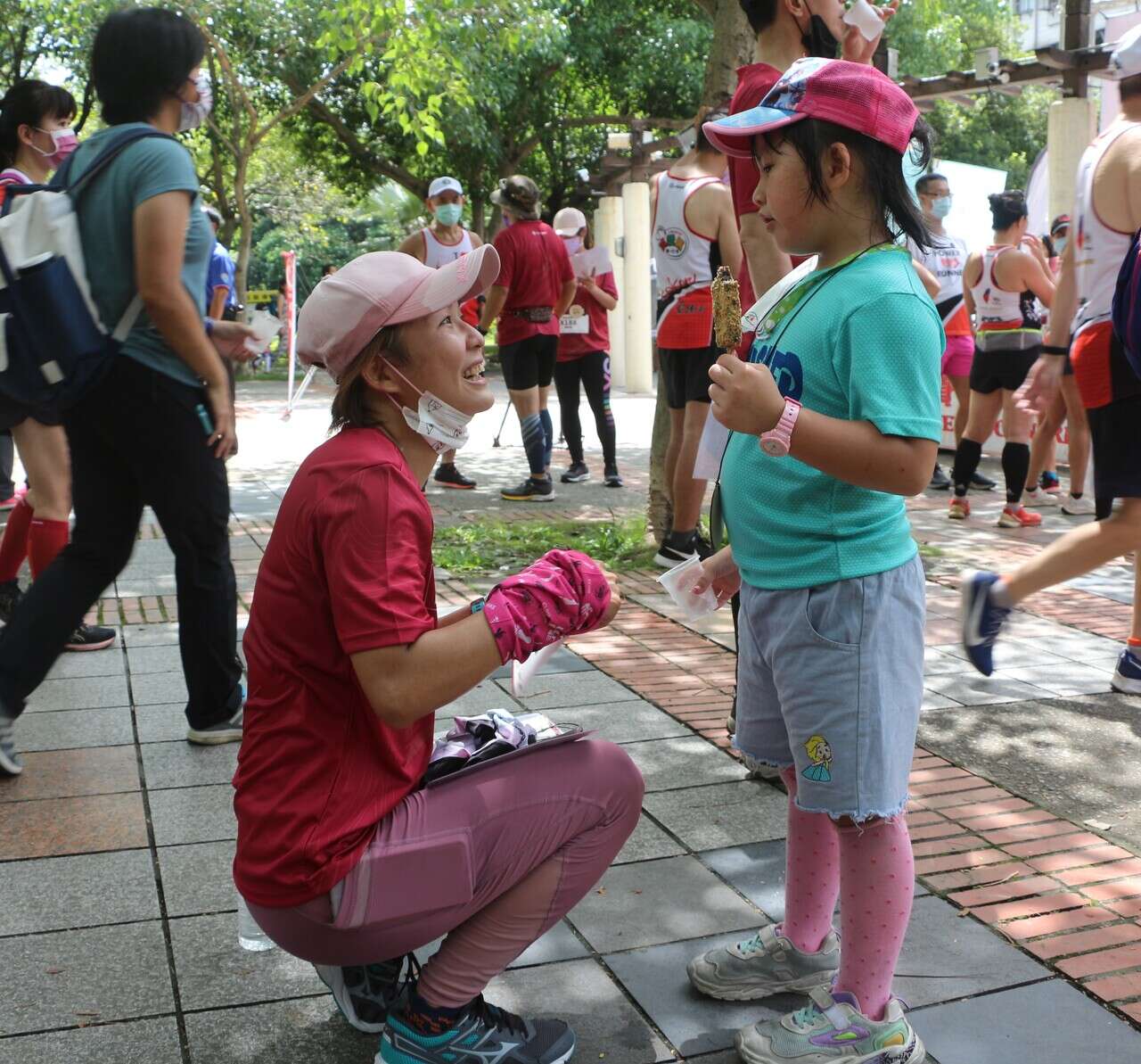 媽媽何怡貞帶著7歲小女孩林品均參賽。中華民國定向越野協會提供