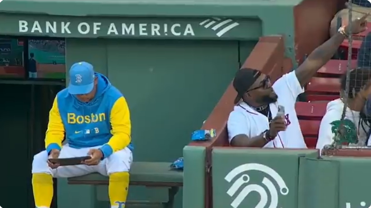 「老爹」歐提茲（David Ortiz）被球團安排坐在紅襪一壘側休息區觀看比賽被嫌吵。摘自推特