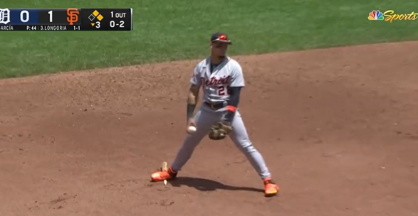 底特律老虎的游擊手巴耶茲(Javier Báez)被斷棒絆住。摘自推特