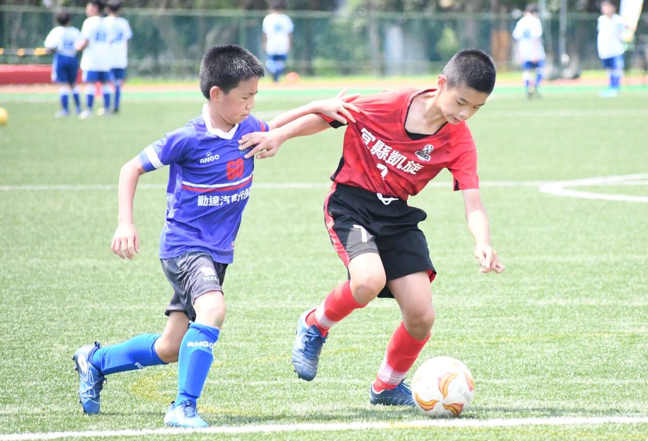 桃園自強國小藍衣和宜蘭縣凱旋國小1比1平手。 大會提供