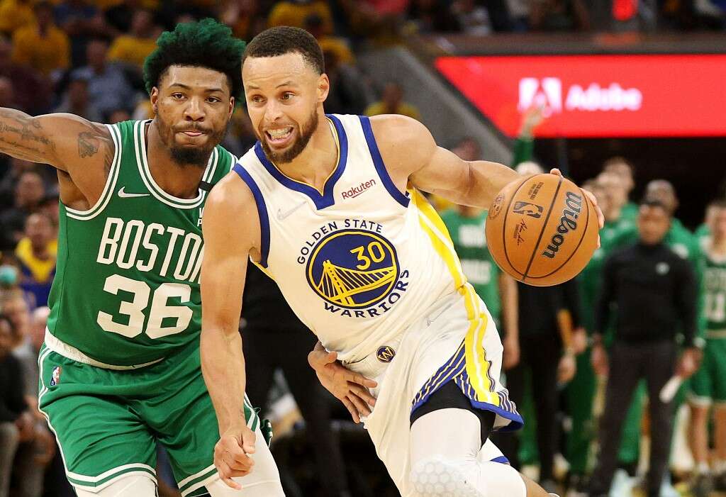塞爾提克防守後衛斯馬特(Marcus Smart,左),全場24分,投射效率是讓人眼睛一亮的好成績。法新社