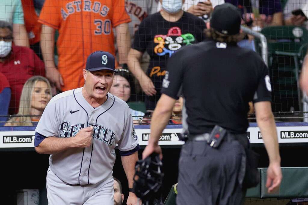 水手總教練瑟維斯(Scott Servais,左)在衝突中也掛彩。法新社
