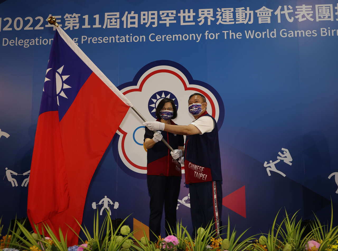 總統蔡英文親自授旗。李天助攝