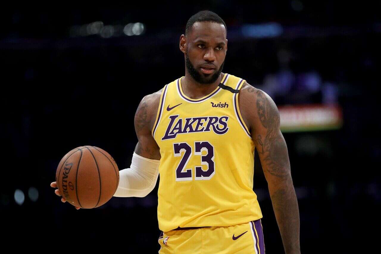 Lebron James在看比賽時還不忘發推特點評比賽。法新社