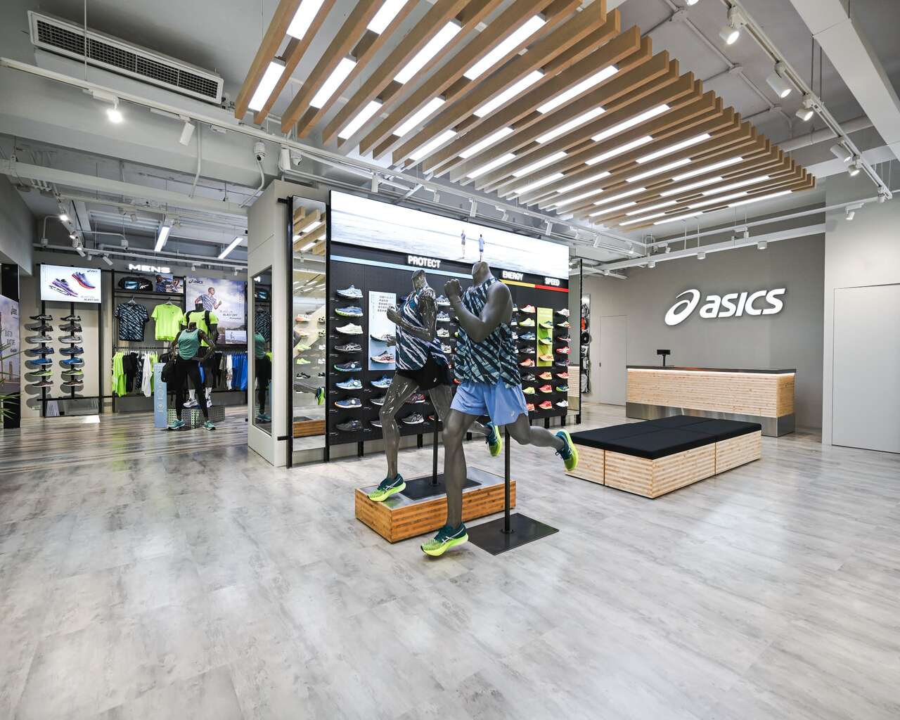 ASICS台北旗艦店全新裝潢結合了日系風格及科技元素給予進店挑選的民眾更輕鬆舒適的購物環境。官方提供