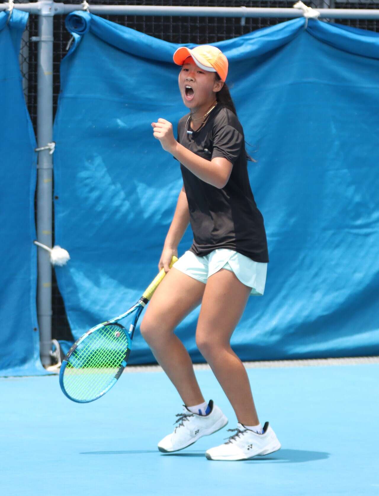 獲得太平洋網基盃B級賽14歲女單冠軍的林郁晨，在決賽中握拳狂吼振奮。       李琢 攝