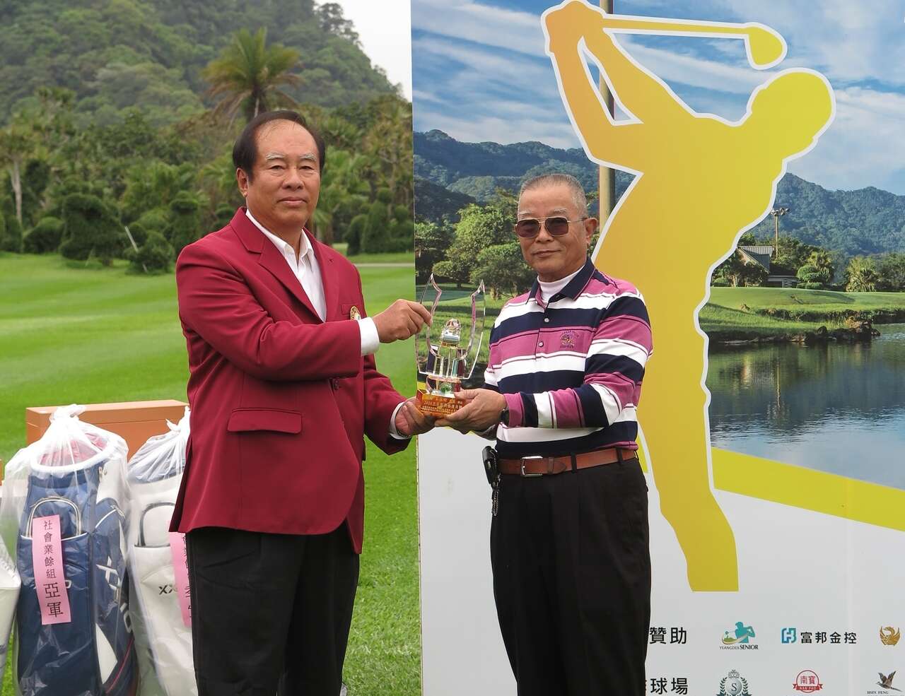 TSPGA頒發榮譽會員獎盃給王永樹右。官方提供
