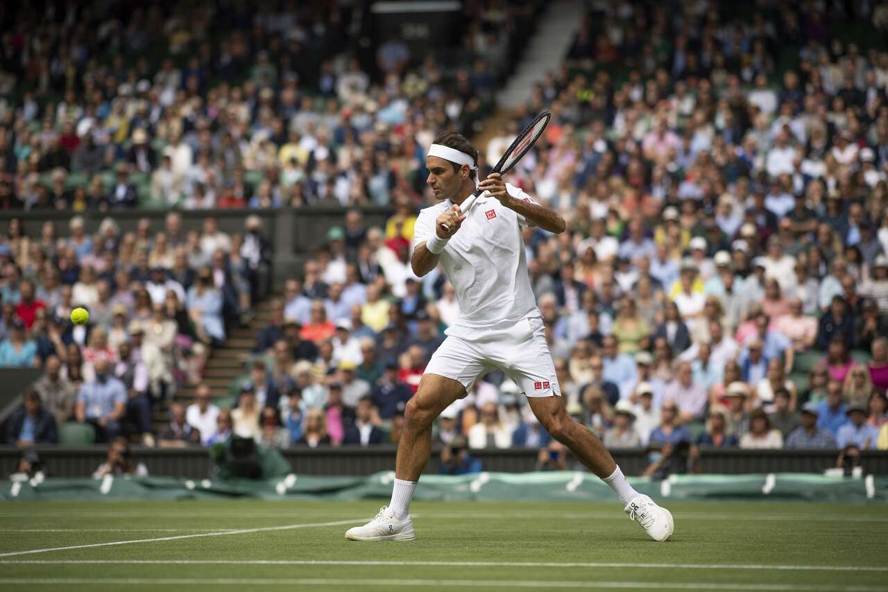 勞力士代言人暨八屆溫布頓男子單打冠軍得主羅傑費德勒Roger Federer以反手拍利落回球Rolex Jon Buckle。官方提供