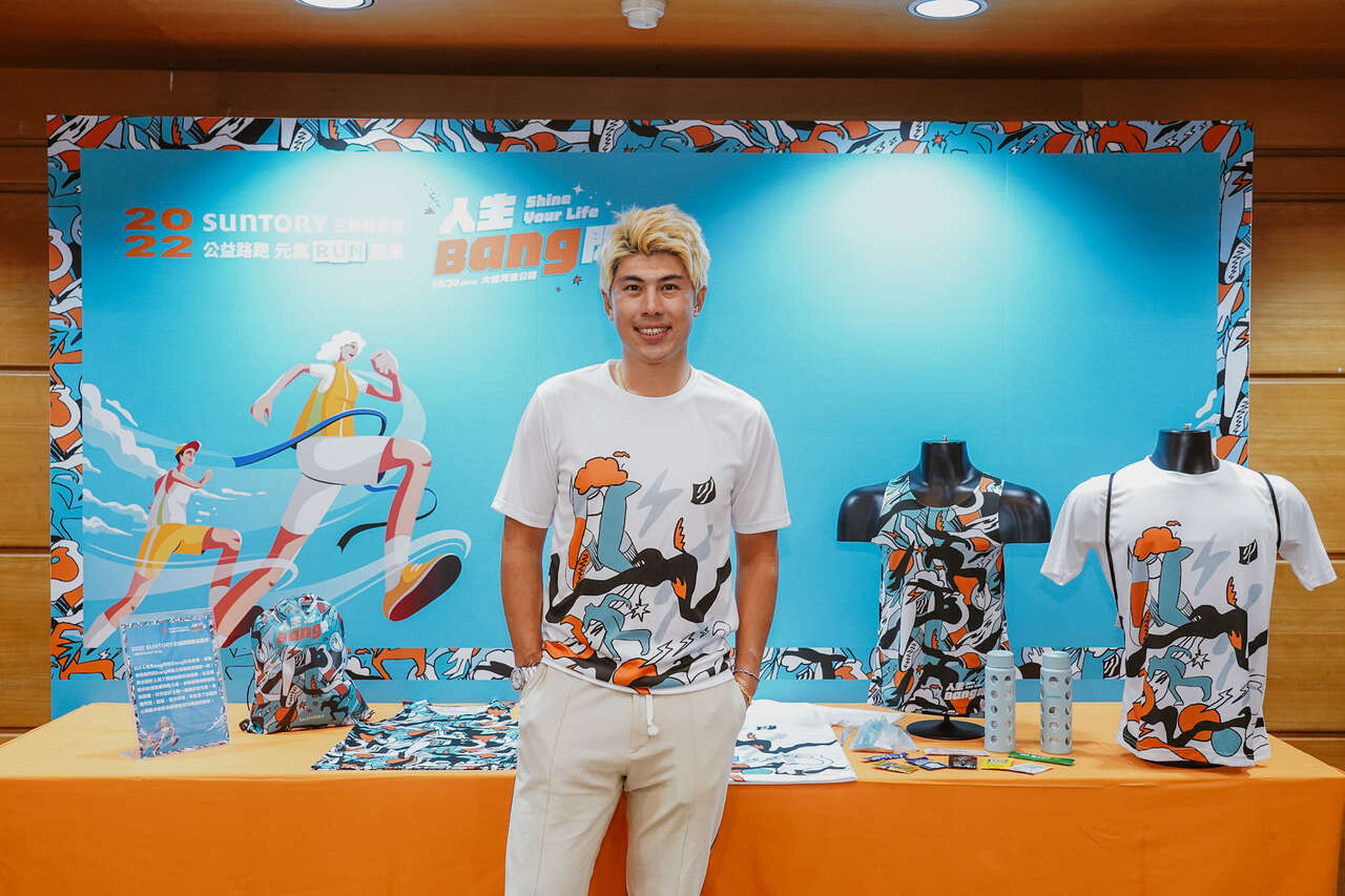 三得利健益特別邀請華裔設計師Daniel Wong為賽事設計跑衣他以最擅長的印花堆。官方提供