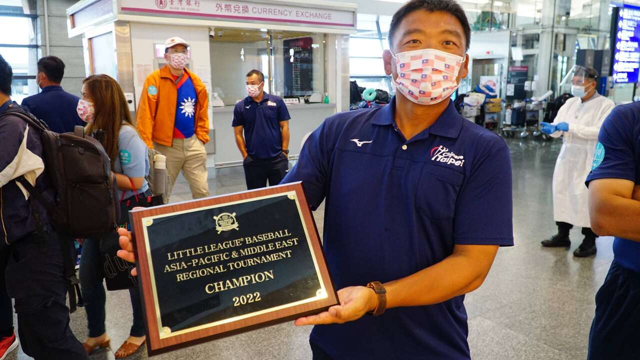 章子健教練手拿亞太區冠軍獎牌。台灣世界少棒聯盟提供