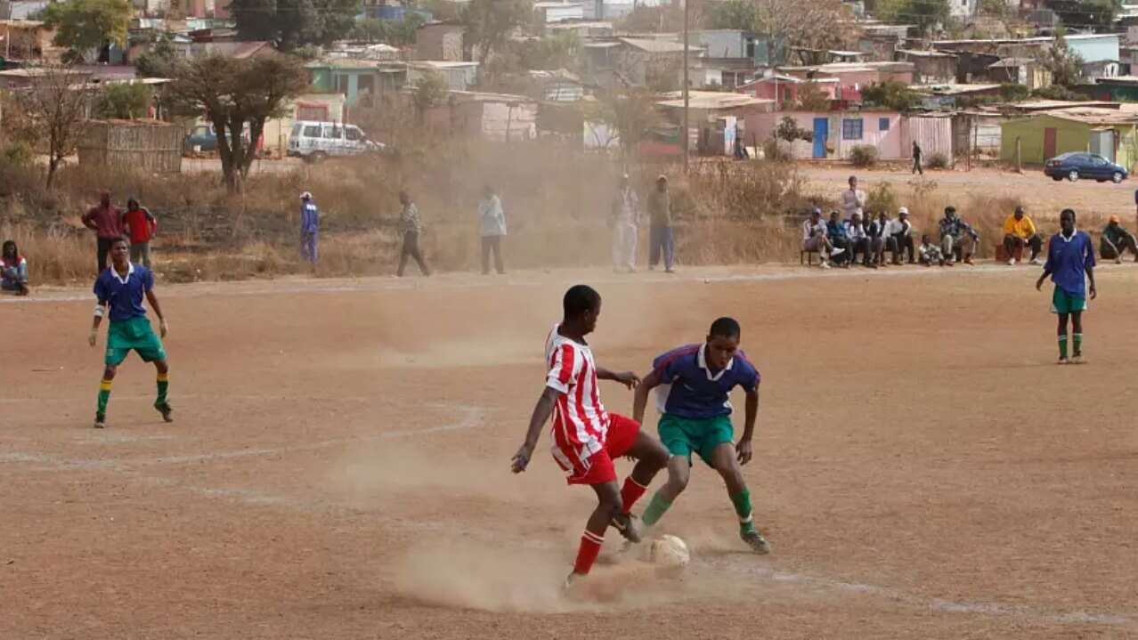 獅子山共和國聯賽出現驚人比分，被質疑是踢假球。(翻攝自 africanews 推特)
