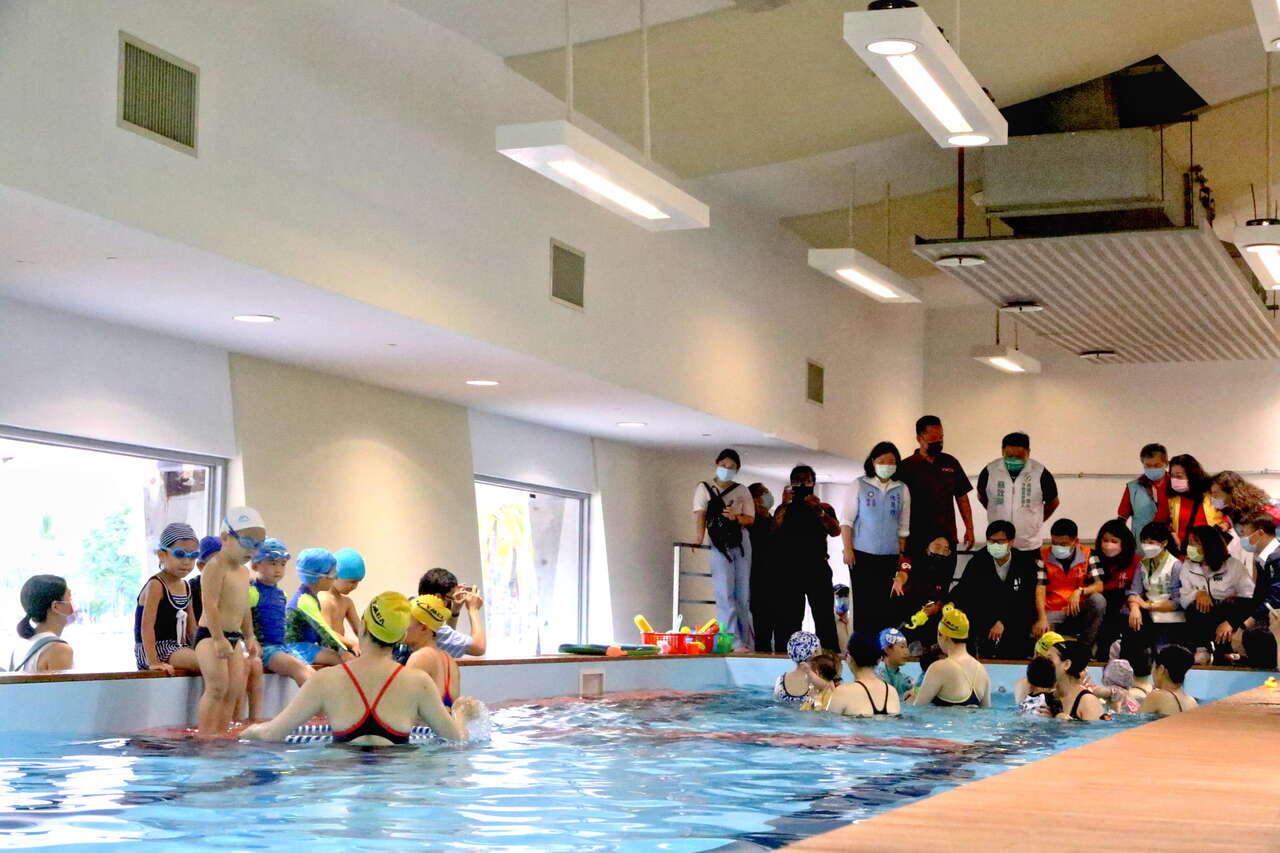 YMCA約投入千萬元打造左營運動中心，並設有親水游泳池。高雄市政府運發局提供