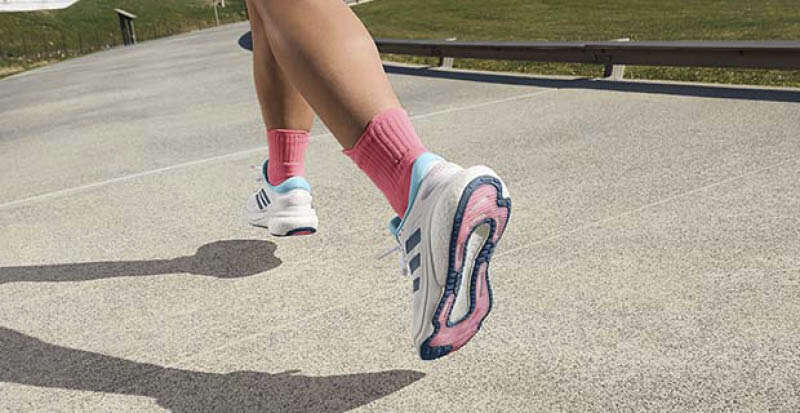 新款 adidas Supernova 跑鞋適用於不同訓練場地抓地力佳在不同地形都可以輕鬆暢跑。官方提供