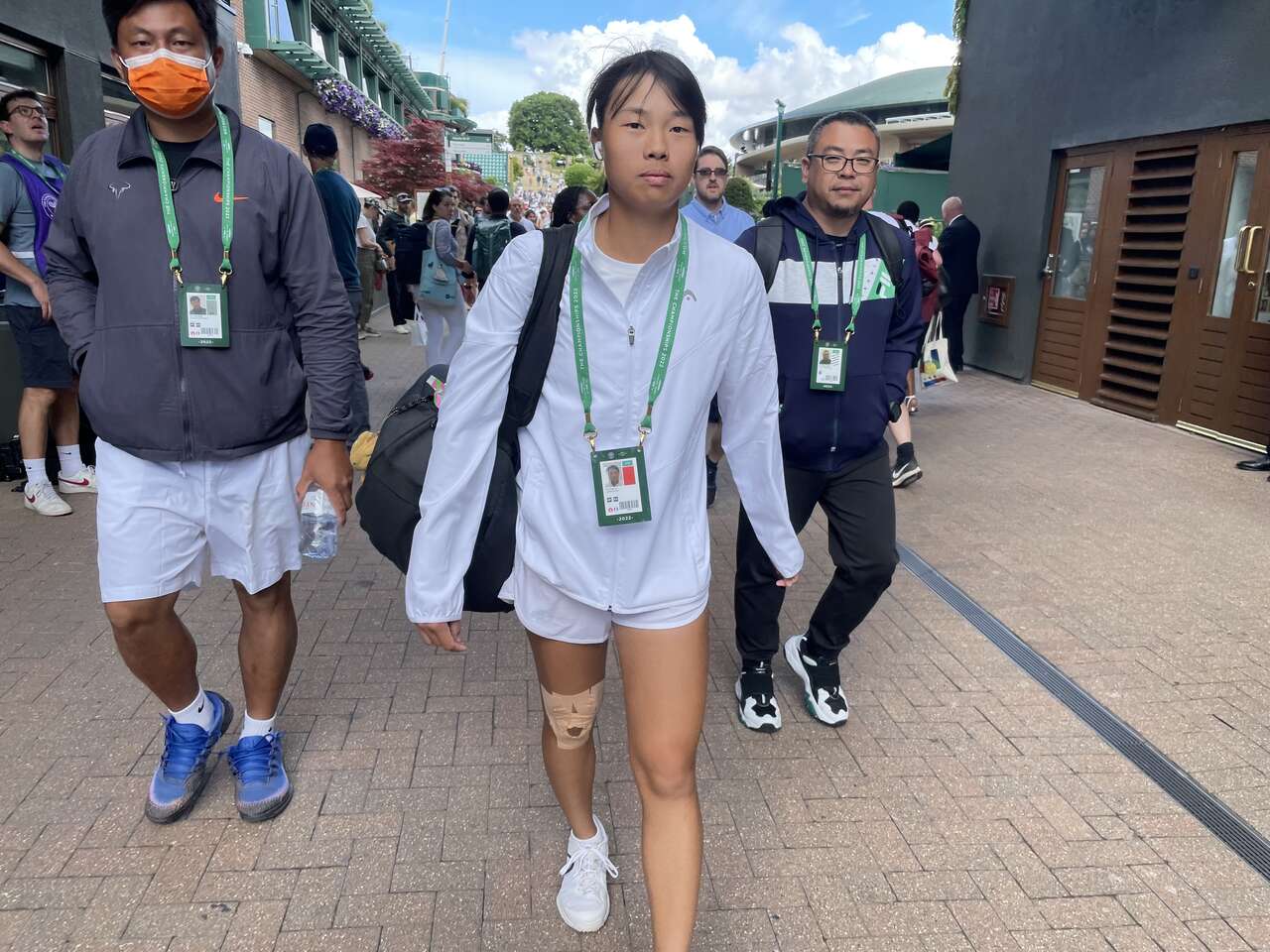 台灣小將李羽芸獲勝晉32強,左是教練劉泰瑋,右是物理治療師魏暐紘。蔡怡甄 提供