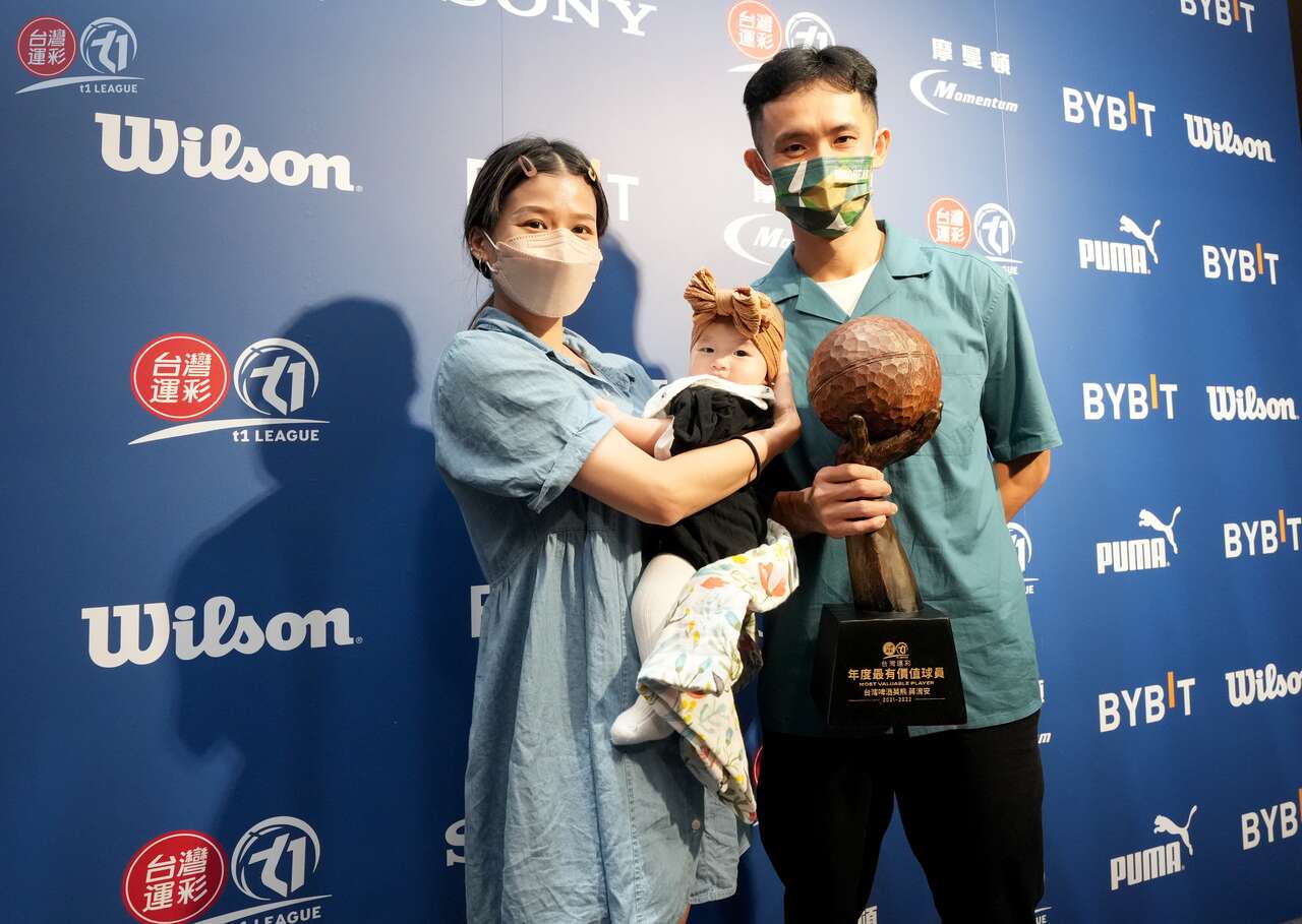 蔣淯安今天他特別帶著老婆、女兒親自到場領取年度MVP大獎。官方提供