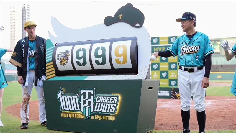 洪一中999勝。台鋼雄鷹提供