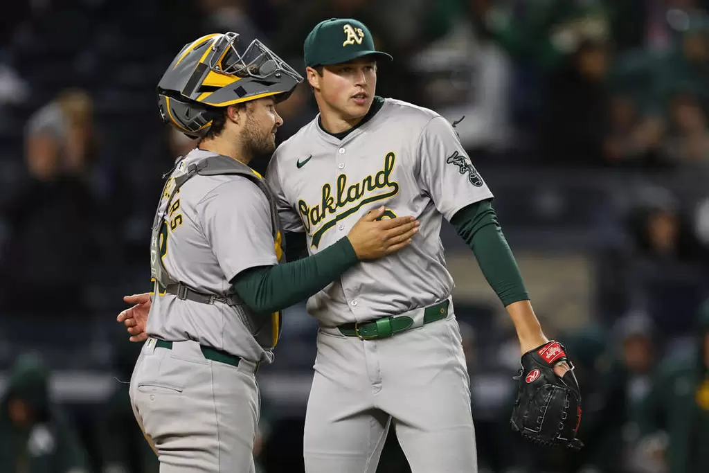 奧克蘭運動家不排除將年輕、球速快的終結者米勒（Mason Miller，右）交易。法新社