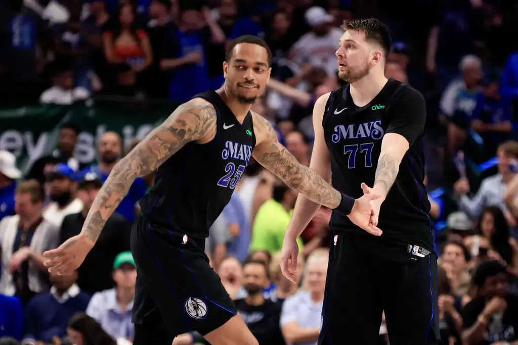 唐西奇（Luka Doncic，右）與華盛頓（P.J. Washington）兩人都砍下29分。法新社