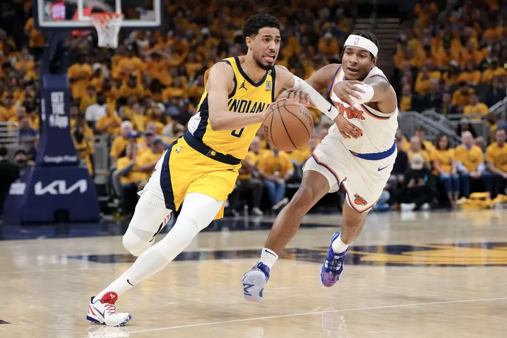 溜馬全隊得分最高的是拿下26分的哈利伯頓（Tyrese Haliburton，左）。法新社