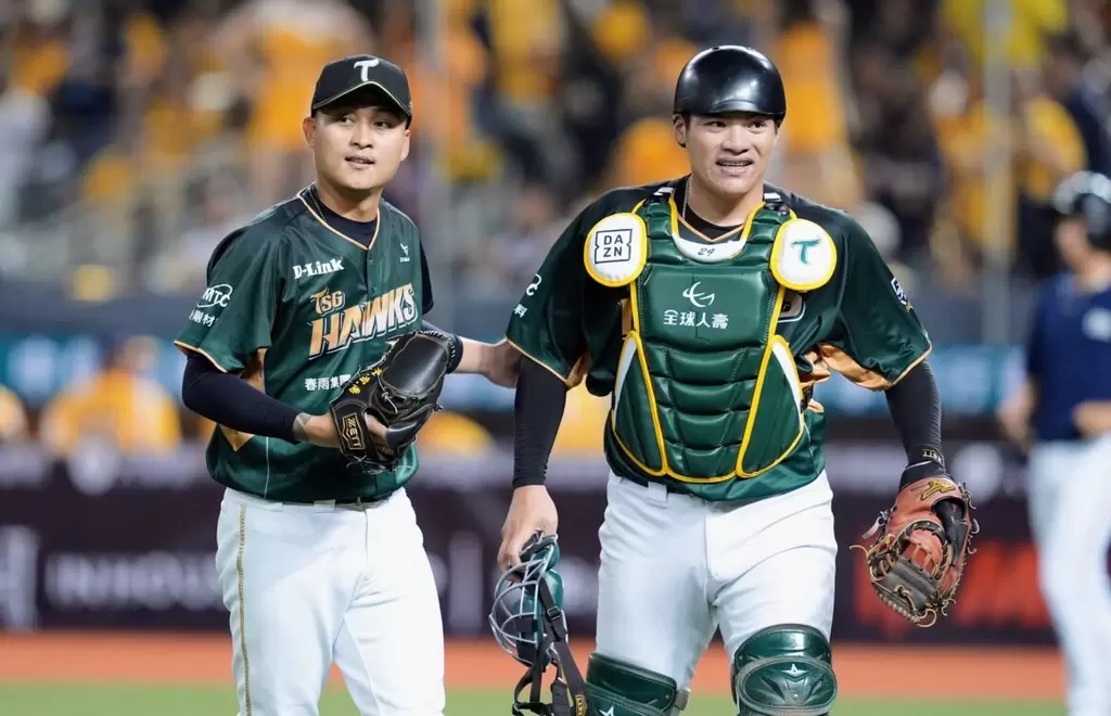 先發投手江承諺(左)、捕手張肇元都是台鋼上半季勝率超過4成的關鍵人物。(台鋼雄鷹提供)