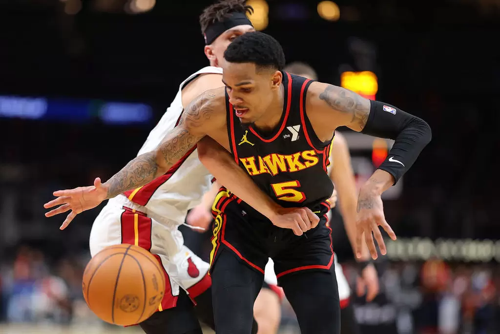 老鷹將雙槍之一的默里（Dejounte Murray，前）交易到鵜鶘。法新社