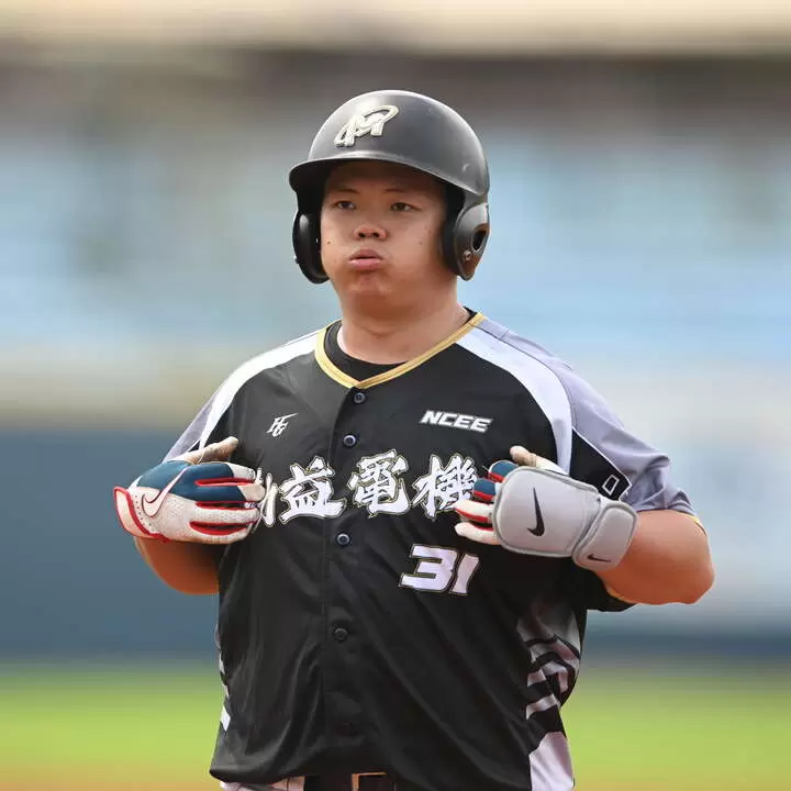 黃彥翔教練兼球員敲出雙安。大專體總提供